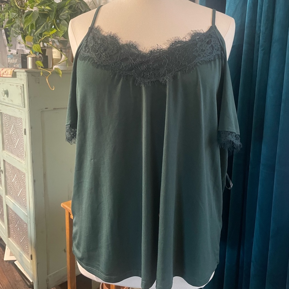 Willow & Root hunter green cold shoulder. Size 2X.